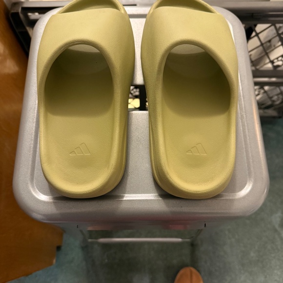 Size 8 Yeezy Slides in Resin